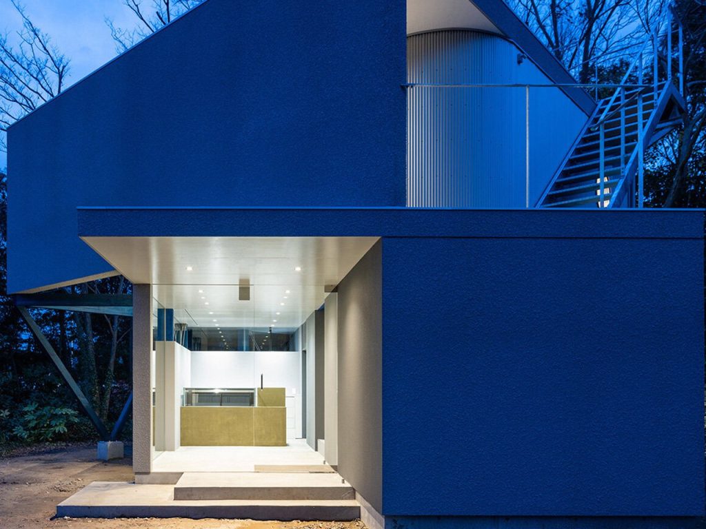 Découvrez un Café Unique au Cœur d’une Forêt Ancienne : Le Pâtisserie Japonaise aux Espaces Inclinés à 45°