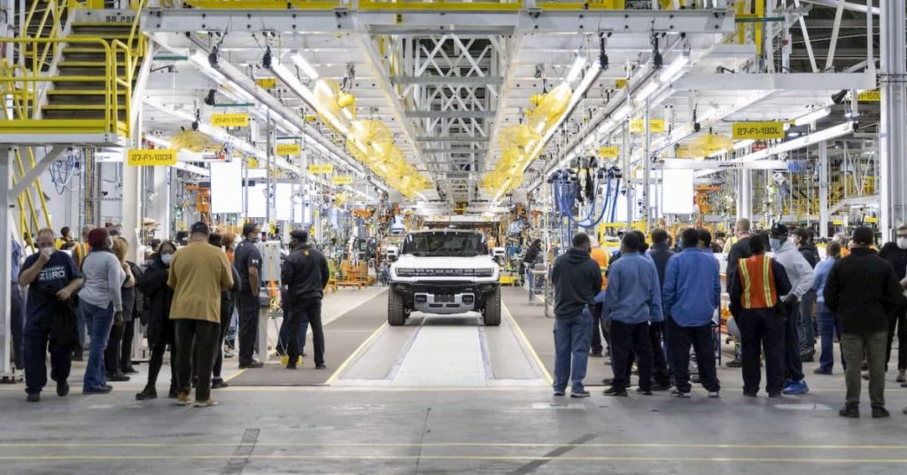 Sous pression, Trump réduit les droits de douane pour les constructeurs automobiles américains