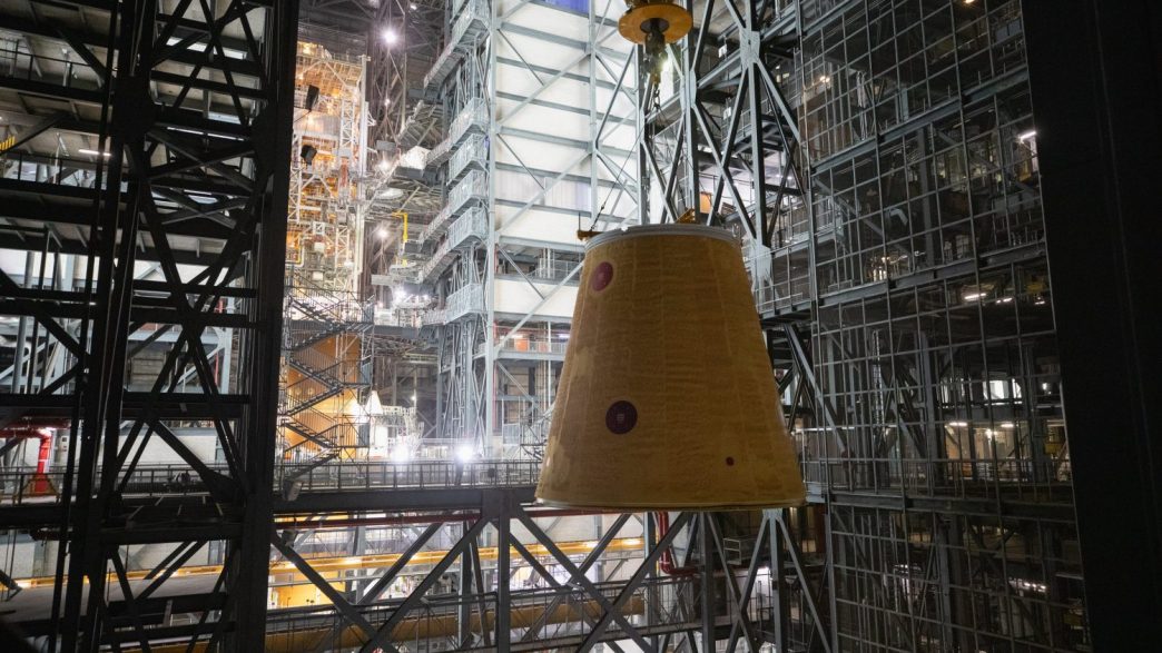 L'assemblage du lanceur d'Artemis 2 progresse avec l'achèvement de la phase principale