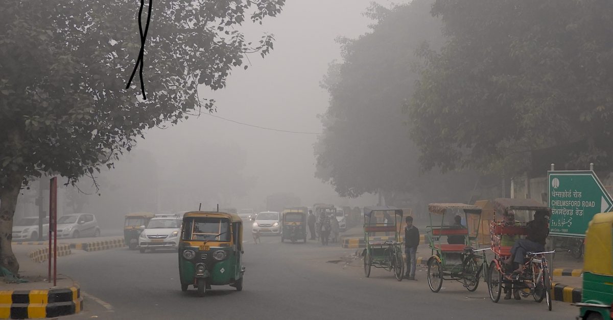 Low visibility due to Smog in entry of Chelmsford Road New Delhi 31st Dec 2017 9AM DSCN8819 1 - plare.