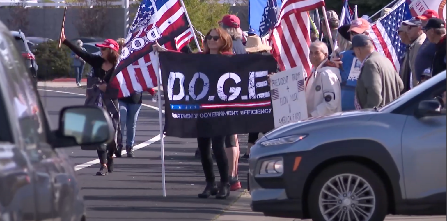 Maga entoure le magasin Tesla avec des camions à essence : un contre-protestation inefficace et surprenante