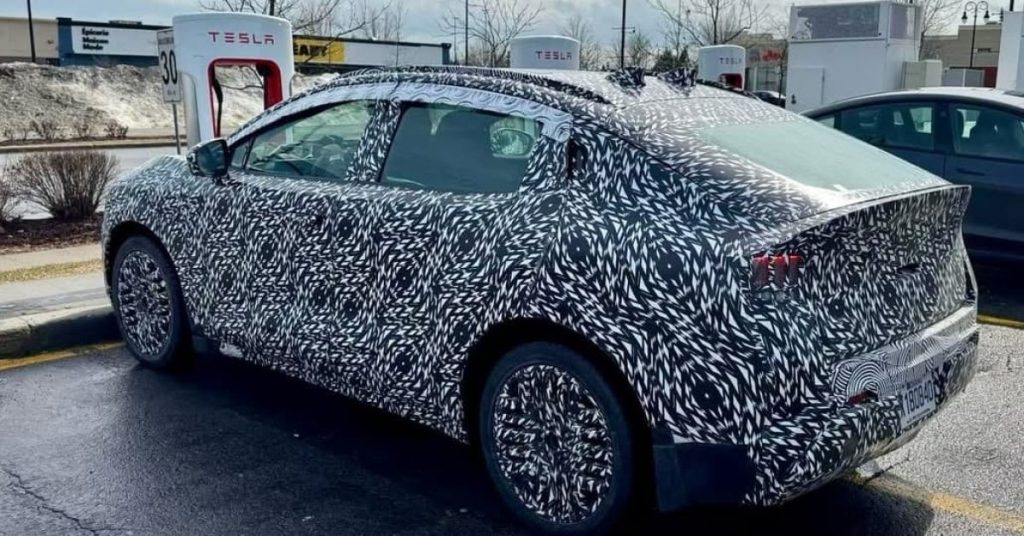 Nissan LEAF électrique repéré dans une station Tesla au Canada : un tournant pour les voitures électriques ?