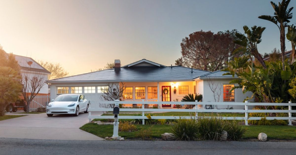 Tesla Solar roof hero - plare.
