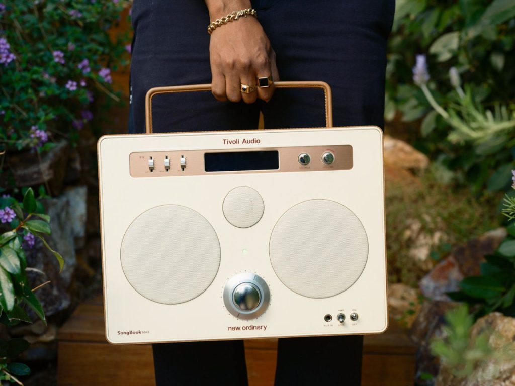 Tivoli Audio : Découvrez le Haut-Parleur au Design Porsche, Bien Plus Qu’un Simple Équipement Audio !