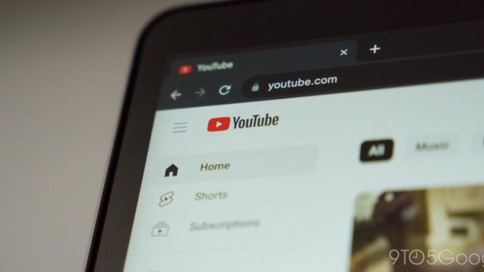 YouTube teste le floutage des vignettes vidéo pour contenus adultes : enjeux et implications