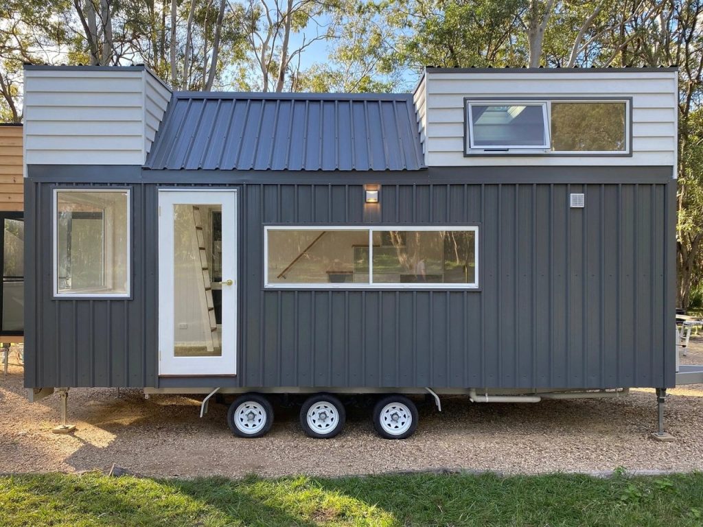 Découvrez cette Tiny House Éblouissante avec Deux Lofts : Un Espace Surprenant et Aéré Qui Va Vous Étonner !