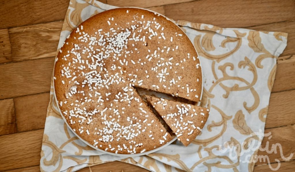 Éveillez vos papilles avec un bizcocho aux claras et aux amandes, simple et savoureux