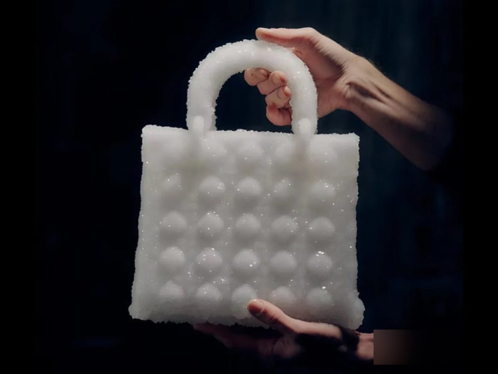 Découvrez comment Isaac Monté sublime les sacs Lady Dior en véritables œuvres d’art cristallisées !