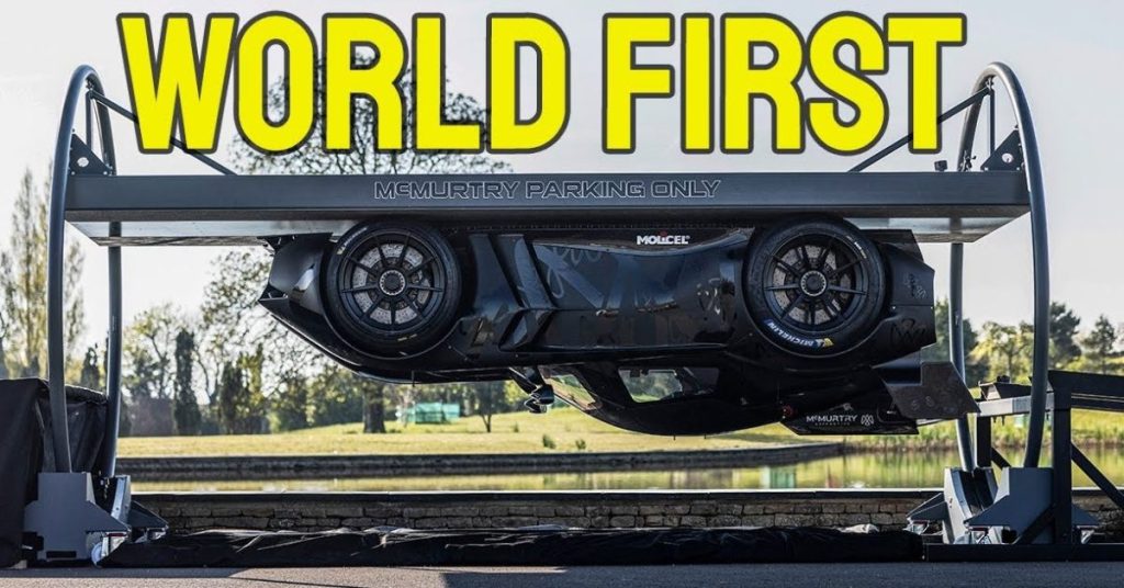 Ils ont conduit le véhicule électrique le plus rapide du monde… à l’envers !