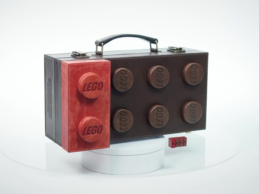 Découvrez Comment un Sac Inspiré par LEGO Transmute la Joie de l’Enfance en Artisanat de Luxe !