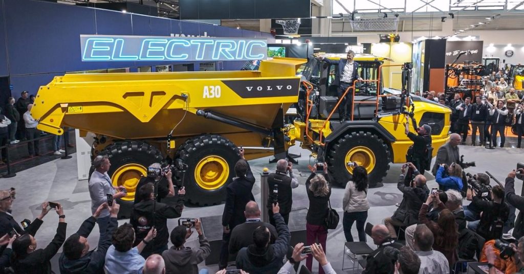 Volvo dévoile le camion articulé électrique A30, une révolution dans le secteur des transports durables