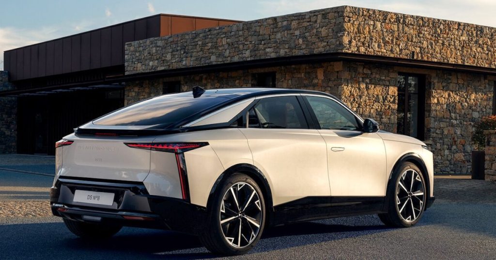 Le taux de change actuel est d’environ 1 USD pour 0,8820 EUR (poundsterlinglive.com). Ainsi, 350 chevaux-vapeur équivalent à environ 261,7 kW, et 425 miles correspondent à environ 683,4 kilomètres.
Voici un titre SEO légèrement accrocheur intégrant ces informations et des mots-clés pertinents :
"Chrysler 300 : une berline électrique de 350 ch et 425 miles d’autonomie"