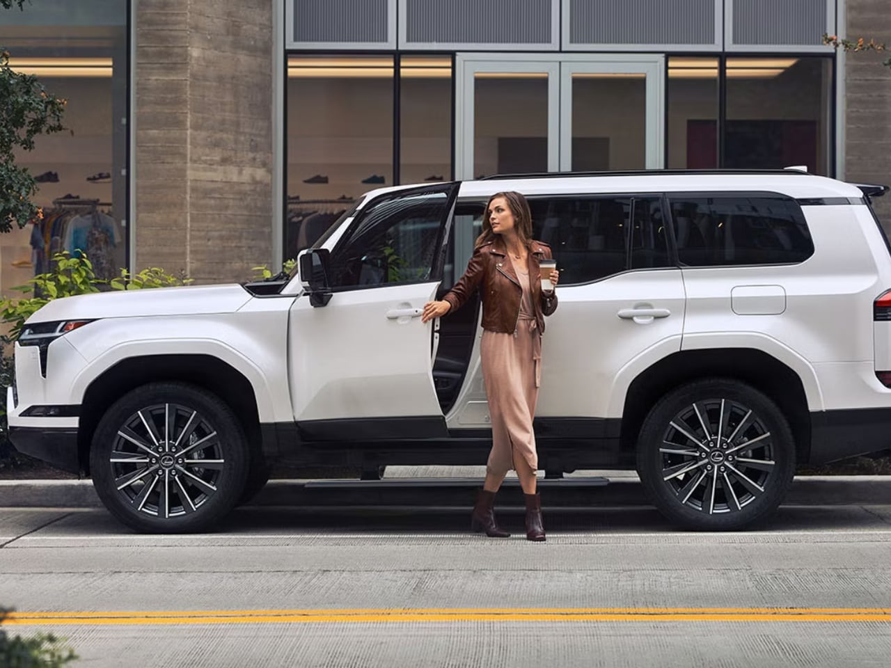 1746053171 239 Toyota Land Cruiser vs Lexus GX 550 Le Duel - plare.