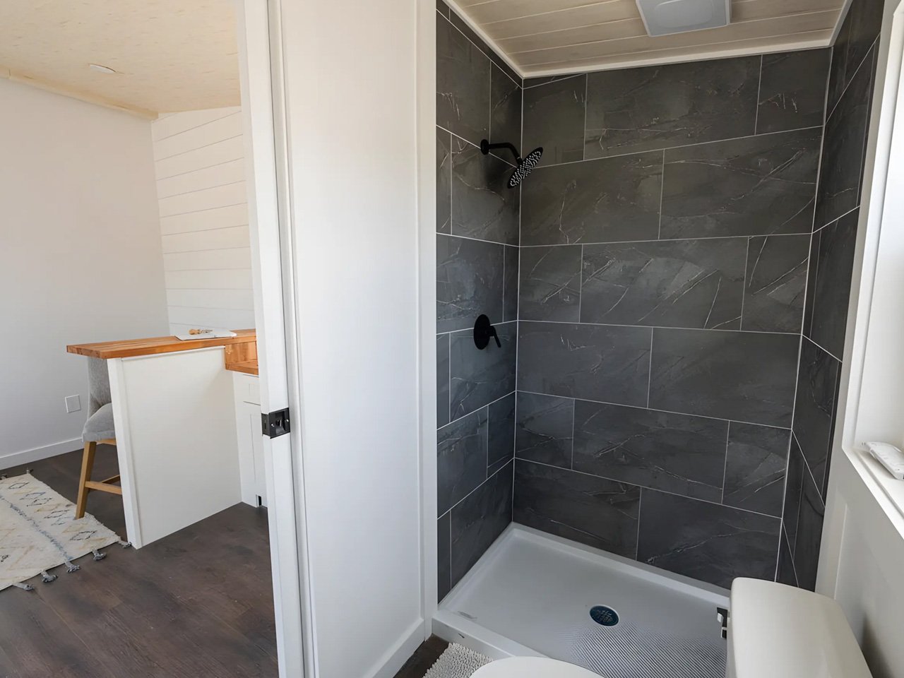 1746400662 242 Decouvrez la Maison Tiny a Un Etage Abordable Interieur - plare.