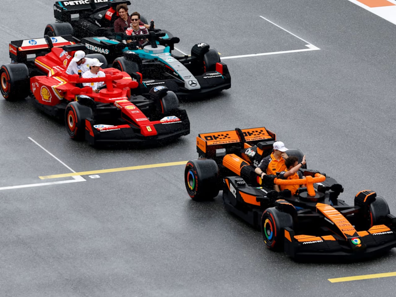 1746486830 192 LEGO Reinvente la Formule 1 Des Voitures en Taille - plare.