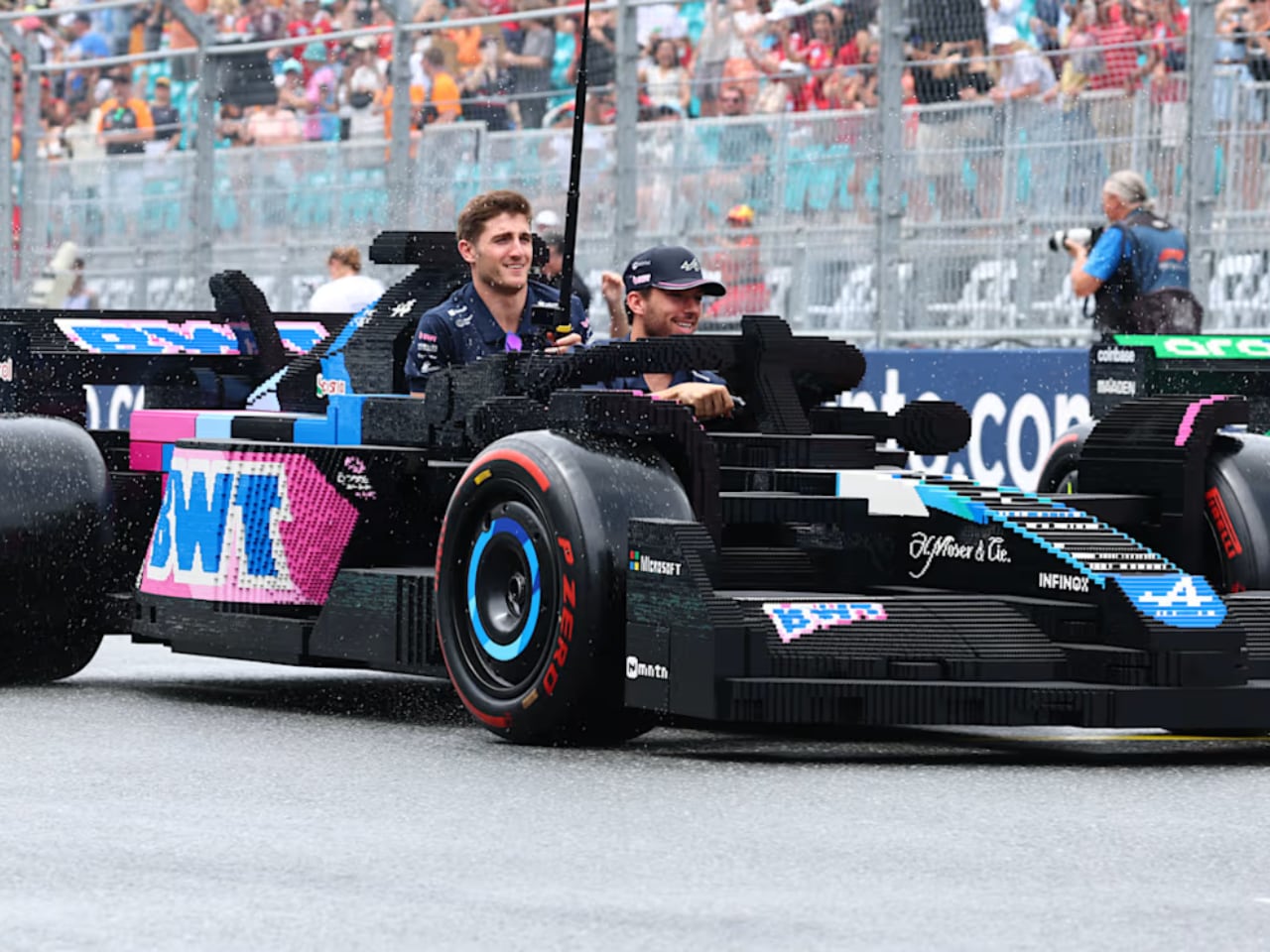 1746486830 725 LEGO Reinvente la Formule 1 Des Voitures en Taille - plare.