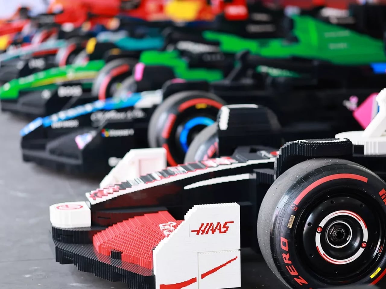 1746486830 93 LEGO Reinvente la Formule 1 Des Voitures en Taille - plare.