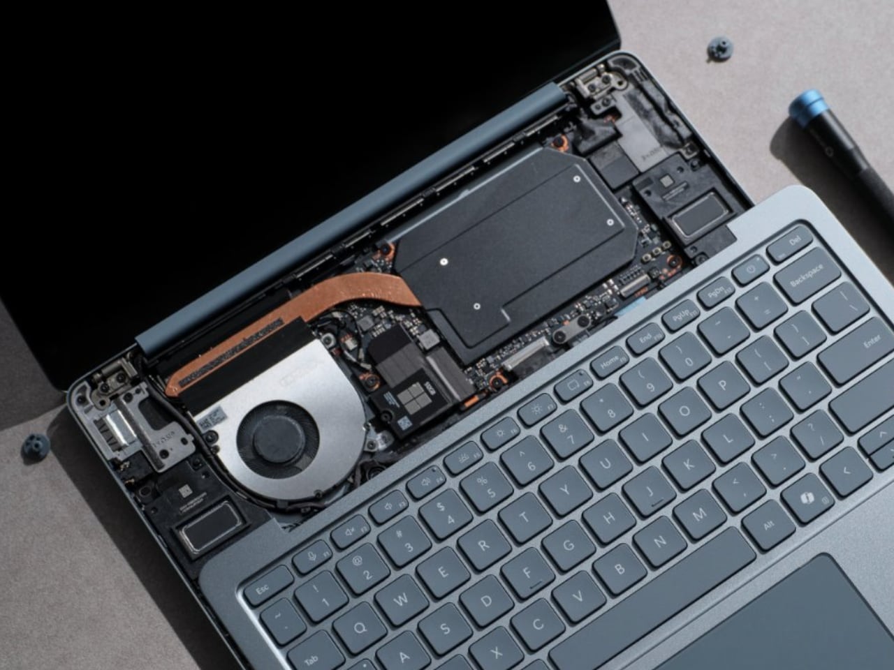 1746538468 582 Decouvrez le Design Revolutionnaire de la Surface Pro et du - plare.