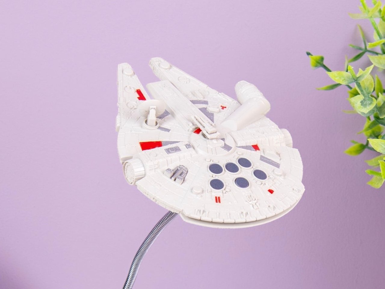 1746552805 451 Eclairez Votre Espace avec la Lampe Poseable Millennium Falcon - plare.