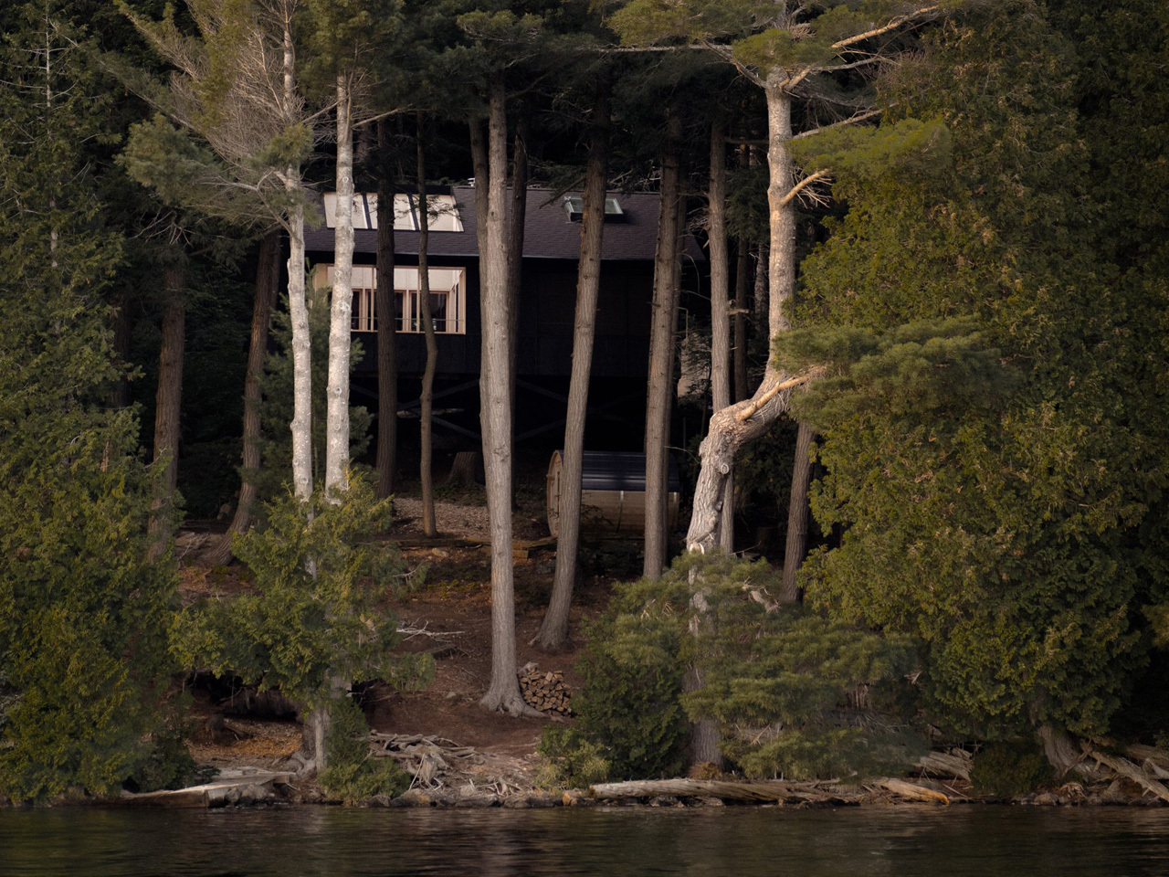 1746574519 405 Decouvrez cette Cabane Ecologique Autonome au Bord du Lac Parfaite - plare.