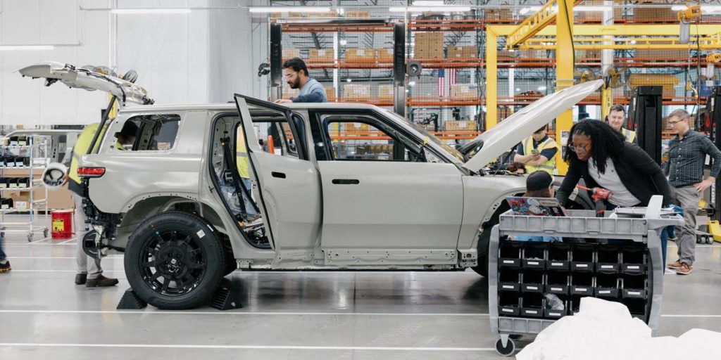 Rivian dévoile de nouvelles images des prototypes de validation R2 par RJ Scaringe. - plare. Rivian R2 Images