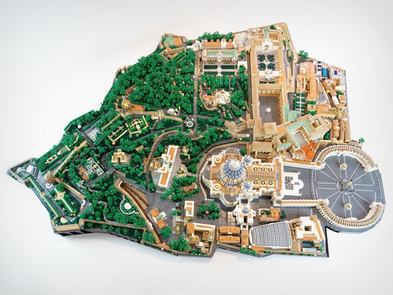1746741763 203 Decouvrez cette incroyable replique du Vatican en LEGO de 67 - plare.