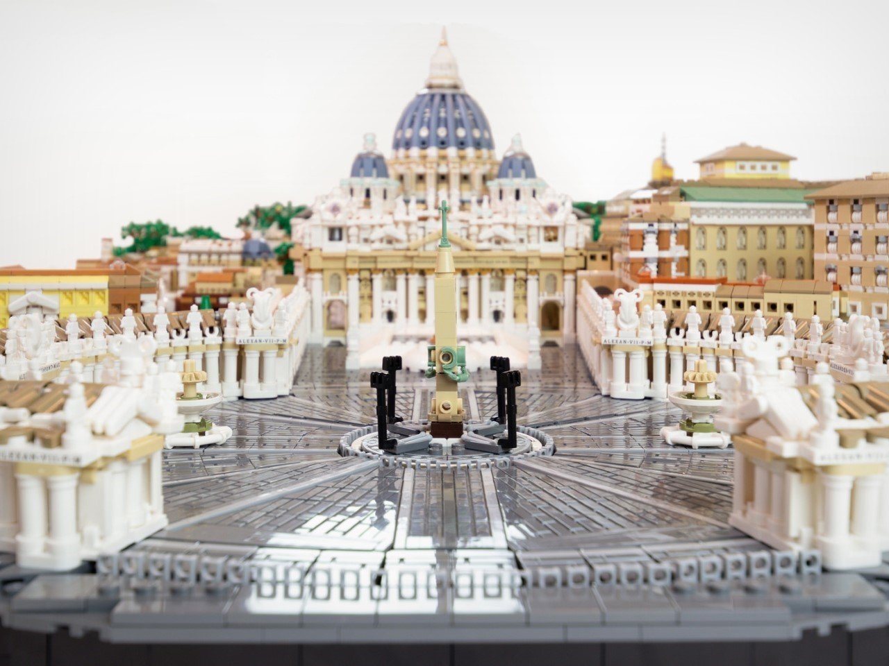 1746741763 377 Decouvrez cette incroyable replique du Vatican en LEGO de 67 - plare.