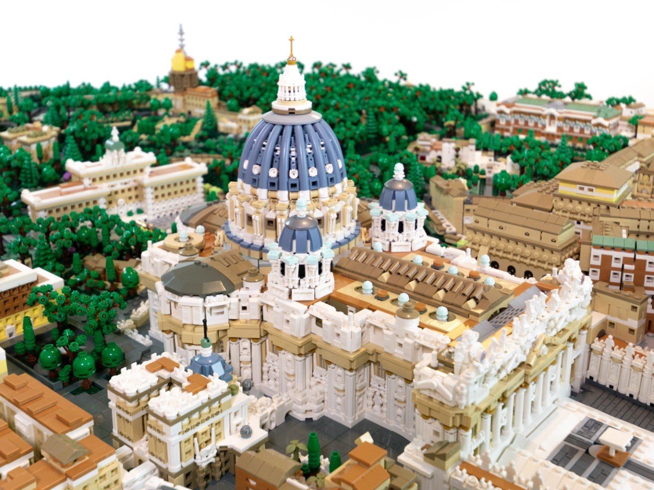 1746741763 398 Decouvrez cette incroyable replique du Vatican en LEGO de 67 - plare.