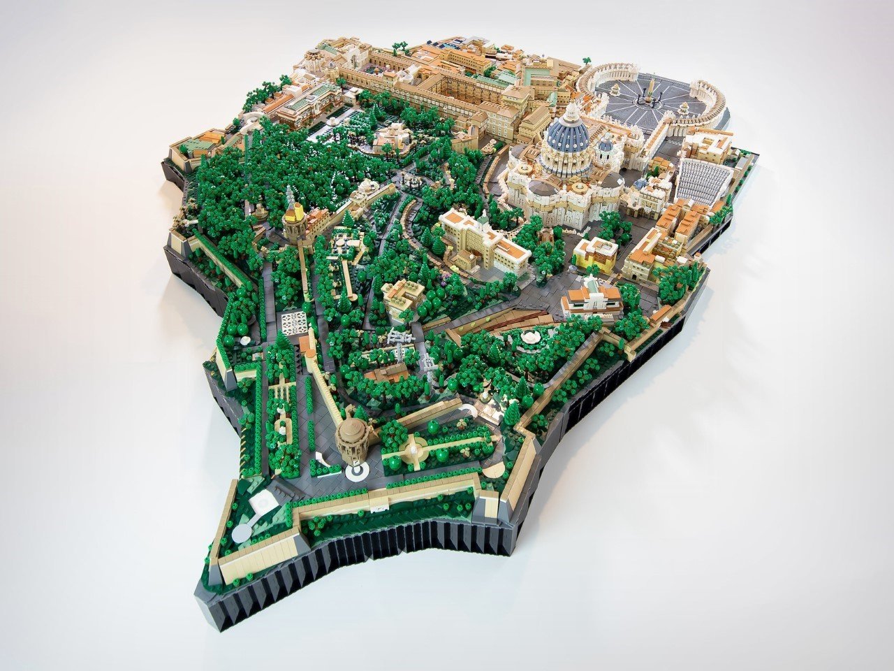 1746741763 573 Decouvrez cette incroyable replique du Vatican en LEGO de 67 - plare.