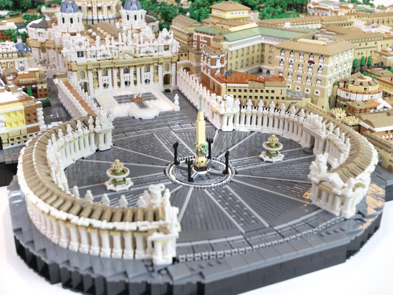 1746741763 6 Decouvrez cette incroyable replique du Vatican en LEGO de 67 - plare.