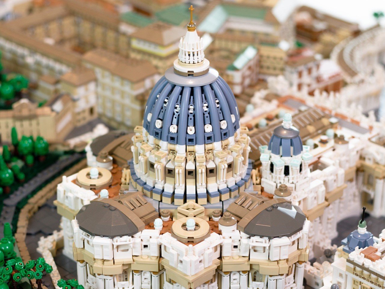 1746741763 723 Decouvrez cette incroyable replique du Vatican en LEGO de 67 - plare.