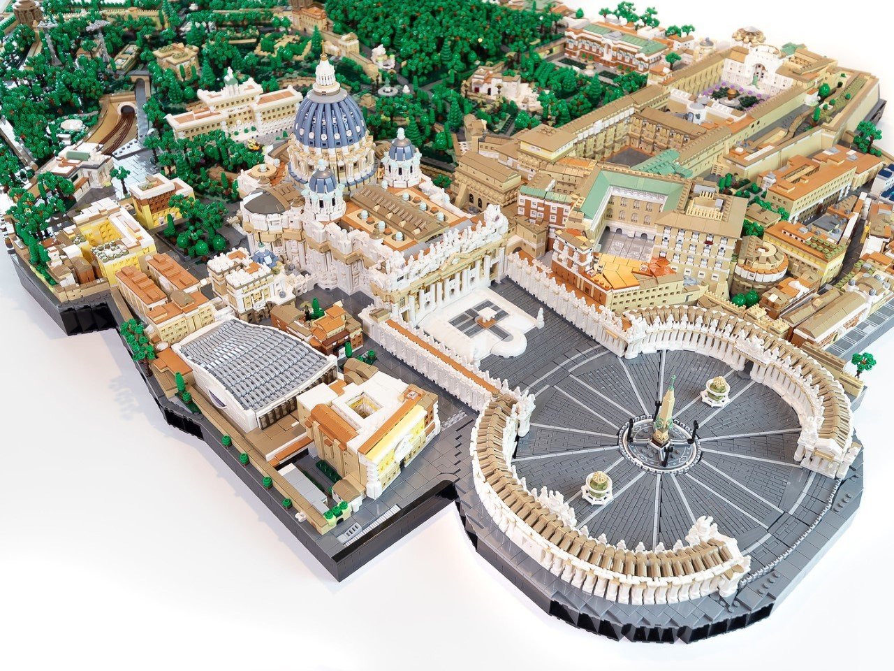 1746741763 841 Decouvrez cette incroyable replique du Vatican en LEGO de 67 - plare.