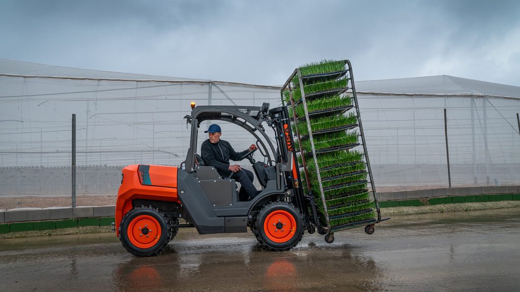 AUSA enrichit sa gamme de véhicules électriques de construction avec un chariot élévateur tout terrain électrique - plare. AUSA C151E electric rough terrain forklift; via AUSA.