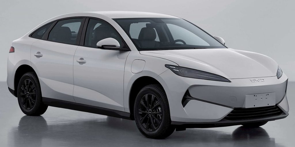 BYD e7 dans un concessionnaire