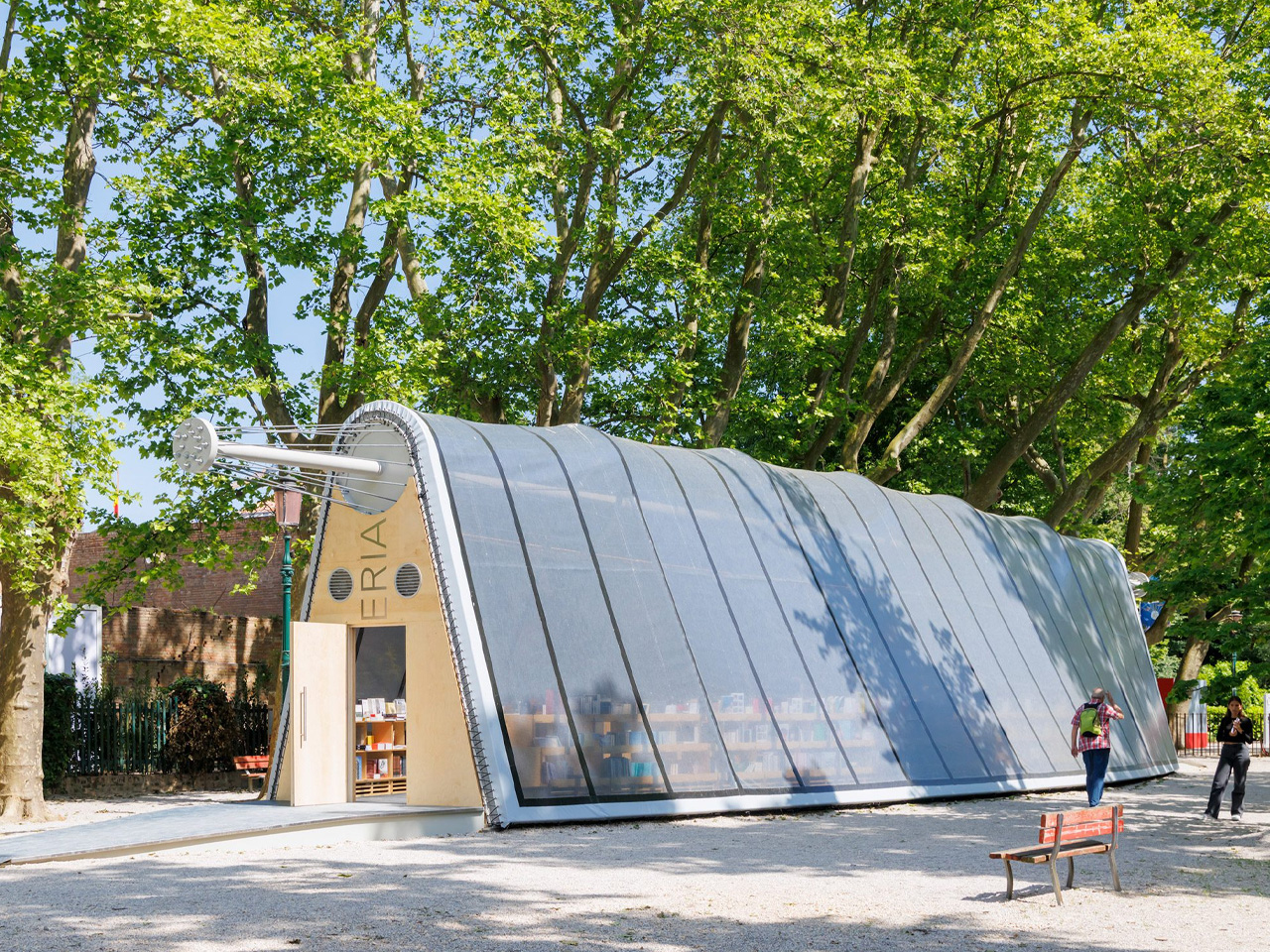 1747265524 302 Decouvrez Comment Cette Bibliotheque Transparent Innovante et Portable Reinvente lInfrastructure - plare.