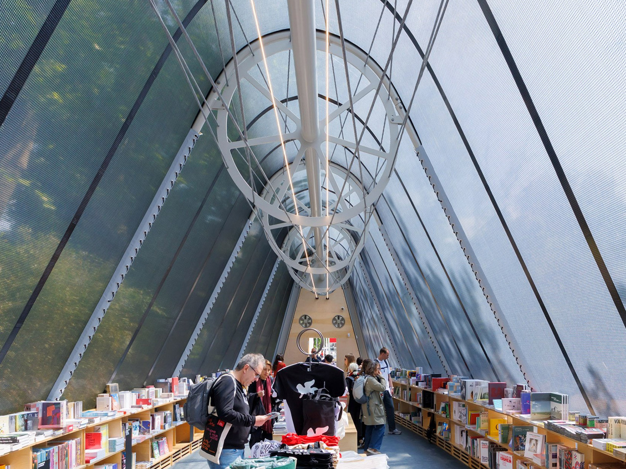 1747265525 222 Decouvrez Comment Cette Bibliotheque Transparent Innovante et Portable Reinvente lInfrastructure - plare.