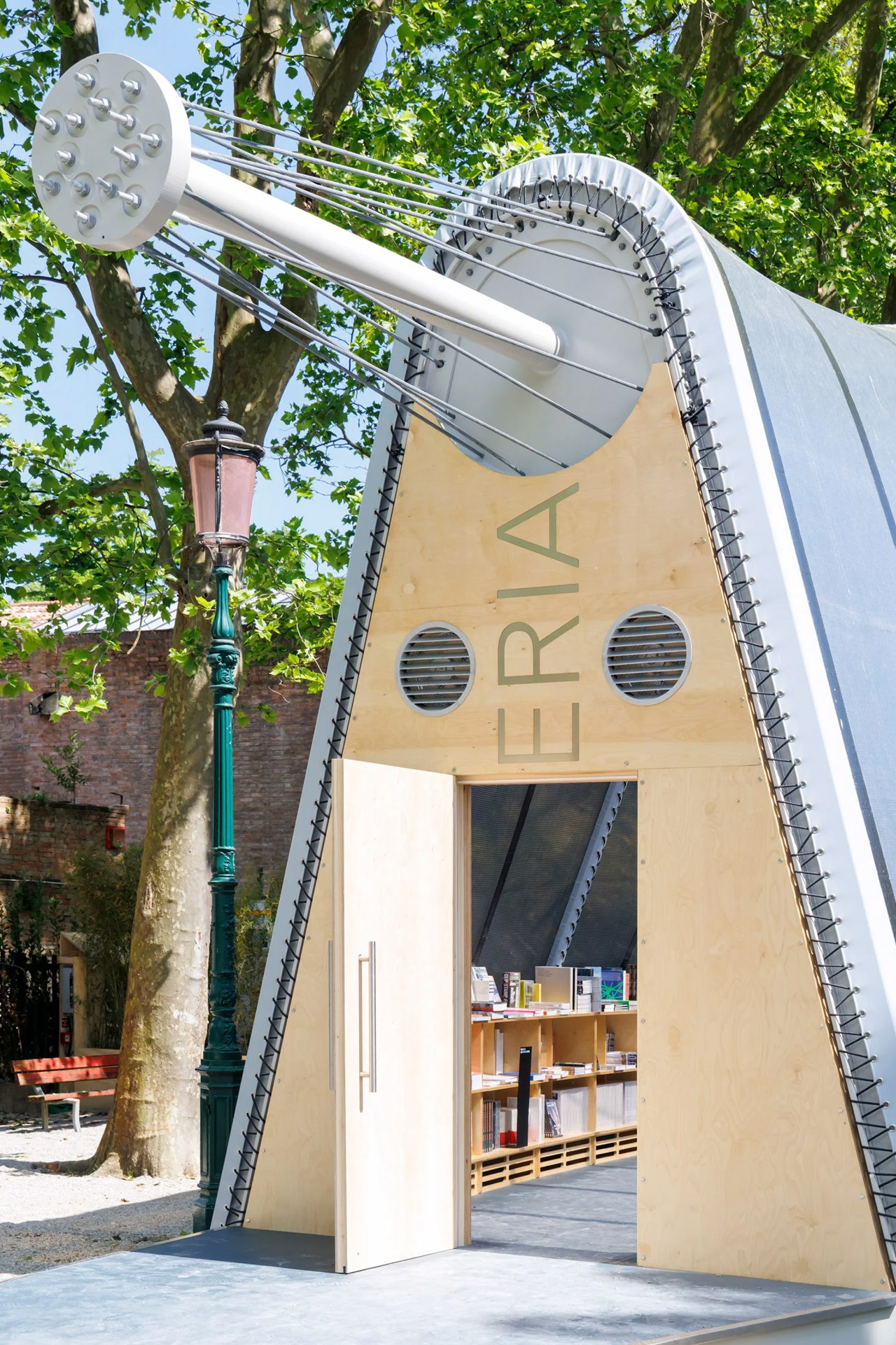 1747265526 490 Decouvrez Comment Cette Bibliotheque Transparent Innovante et Portable Reinvente lInfrastructure - plare.