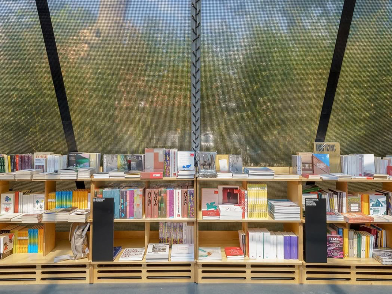 1747265527 352 Decouvrez Comment Cette Bibliotheque Transparent Innovante et Portable Reinvente lInfrastructure - plare.