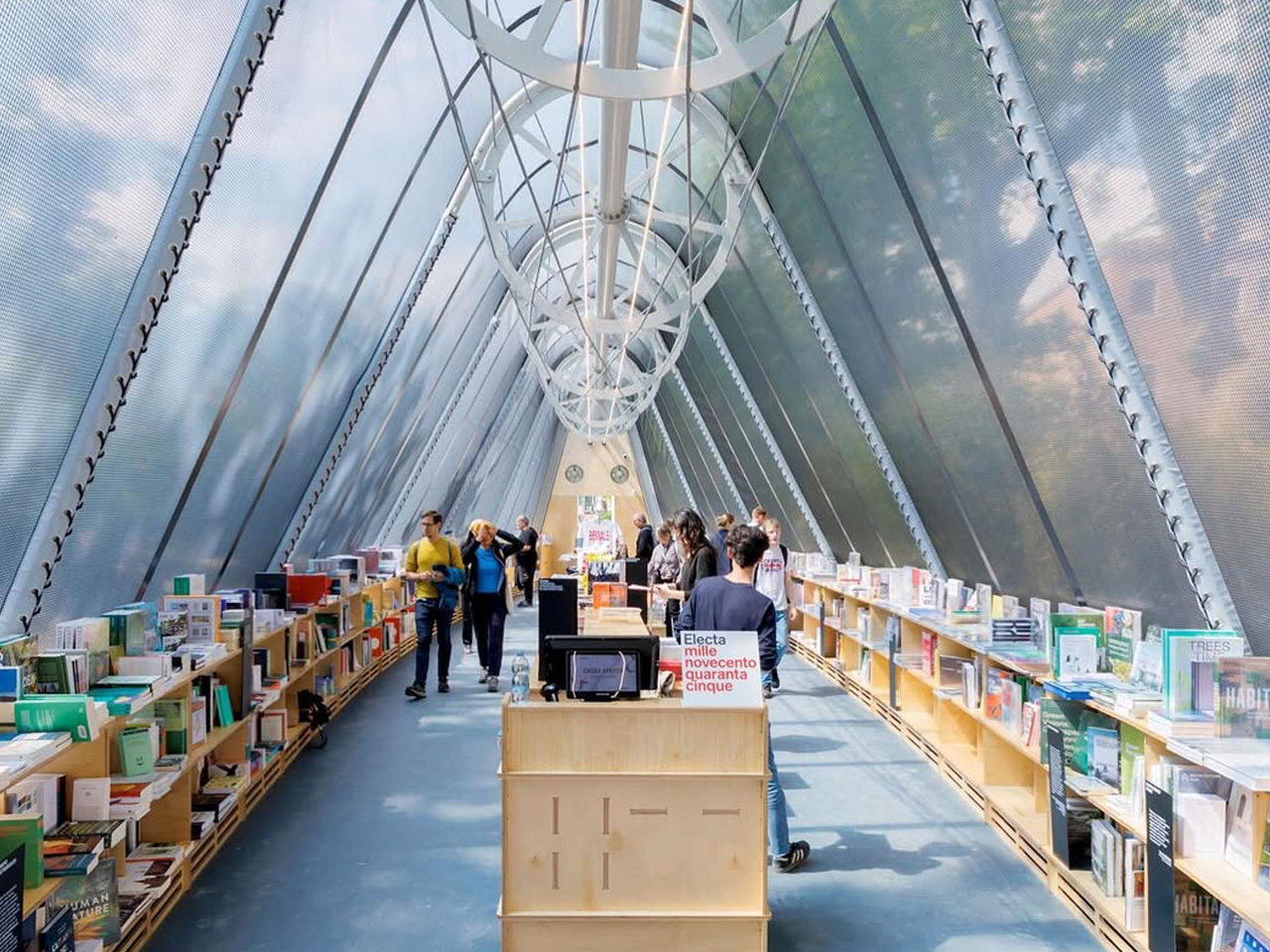 1747265528 775 Decouvrez Comment Cette Bibliotheque Transparent Innovante et Portable Reinvente lInfrastructure - plare.