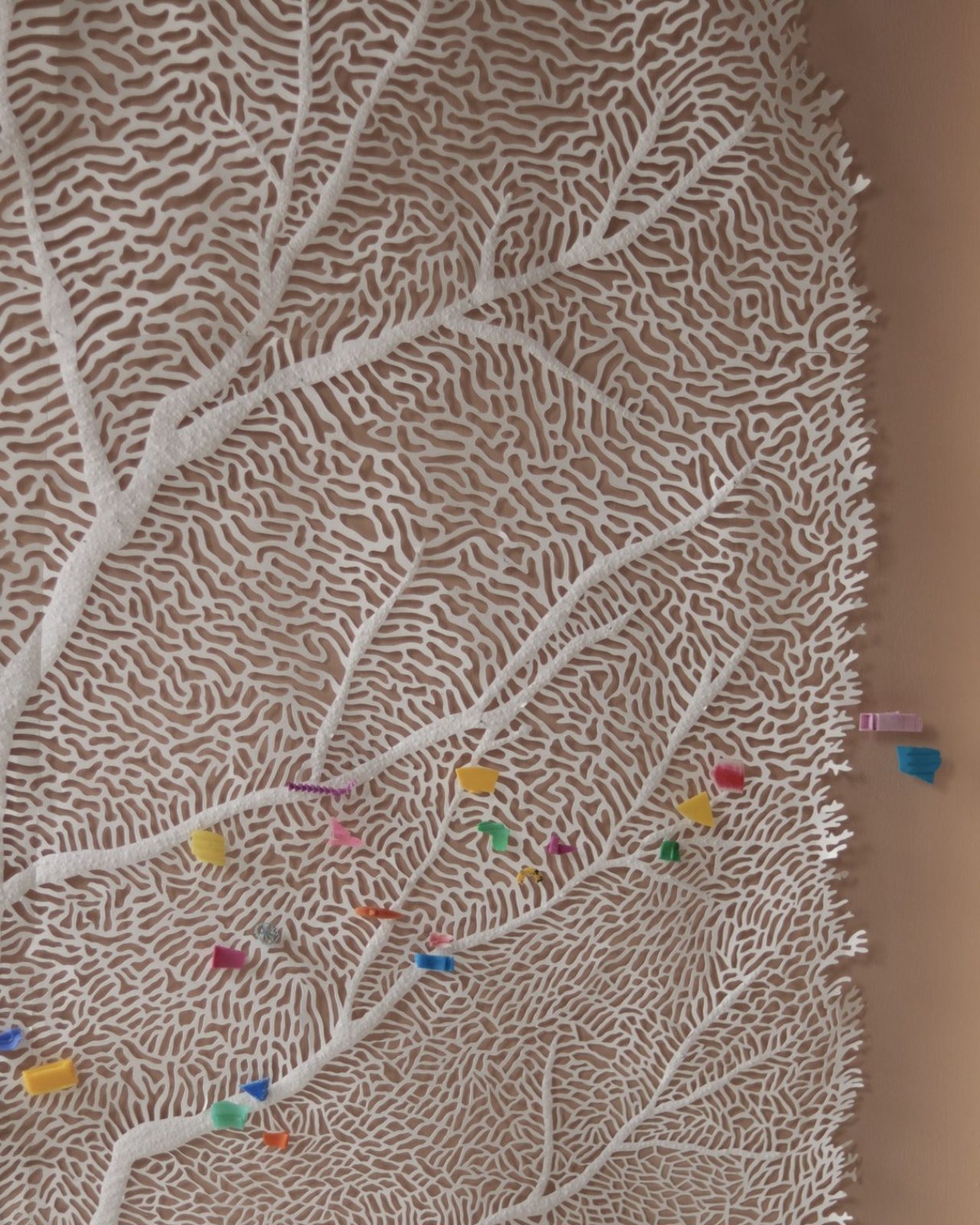 1747522013 668 Decouvrez comment lArt Recycle Met en Lumiere la Pollution Plastique - plare.