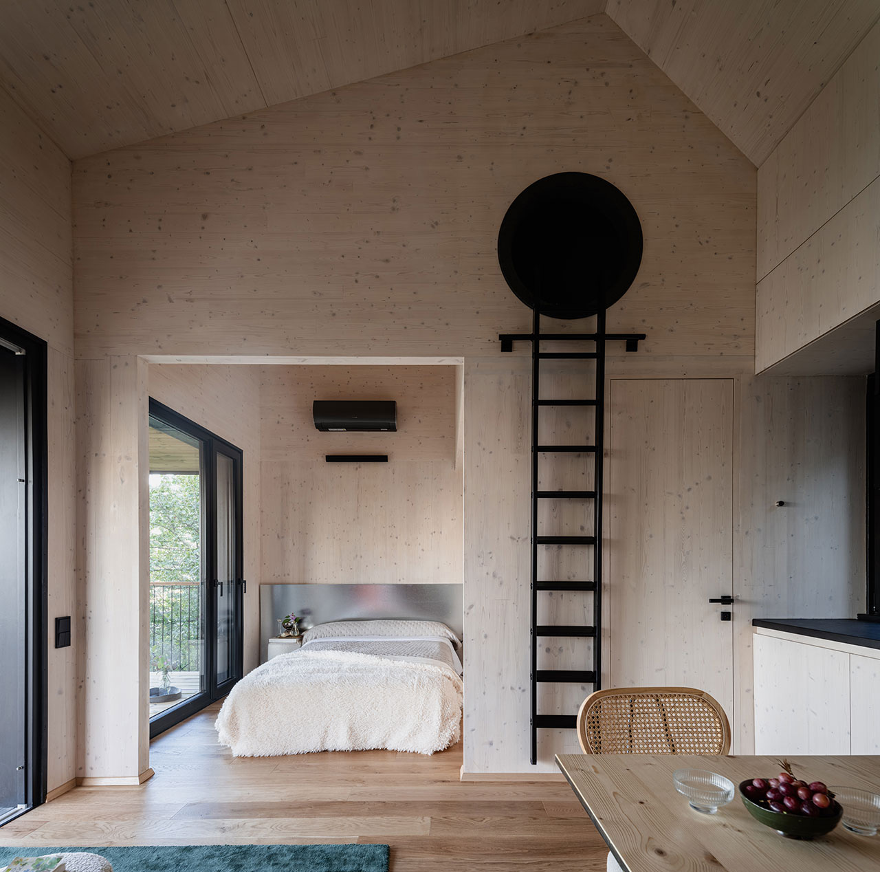 1747698210 251 Decouvrez cette Treehouse Japonaise LHarmonie Parfaite entre Minimalisme et - plare.
