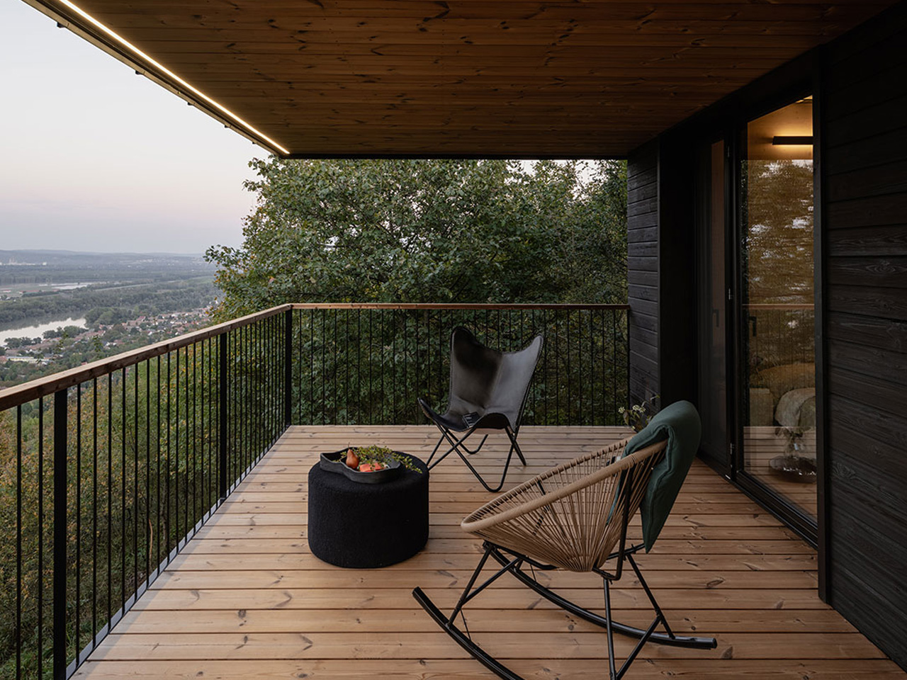 1747698214 476 Decouvrez cette Treehouse Japonaise LHarmonie Parfaite entre Minimalisme et - plare.
