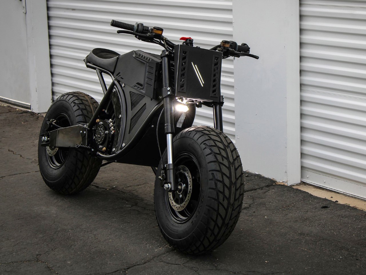 1747946357 808 Decouvrez le Monstre Electrique Post Apocalyptique Le Droog X Volcon - plare.