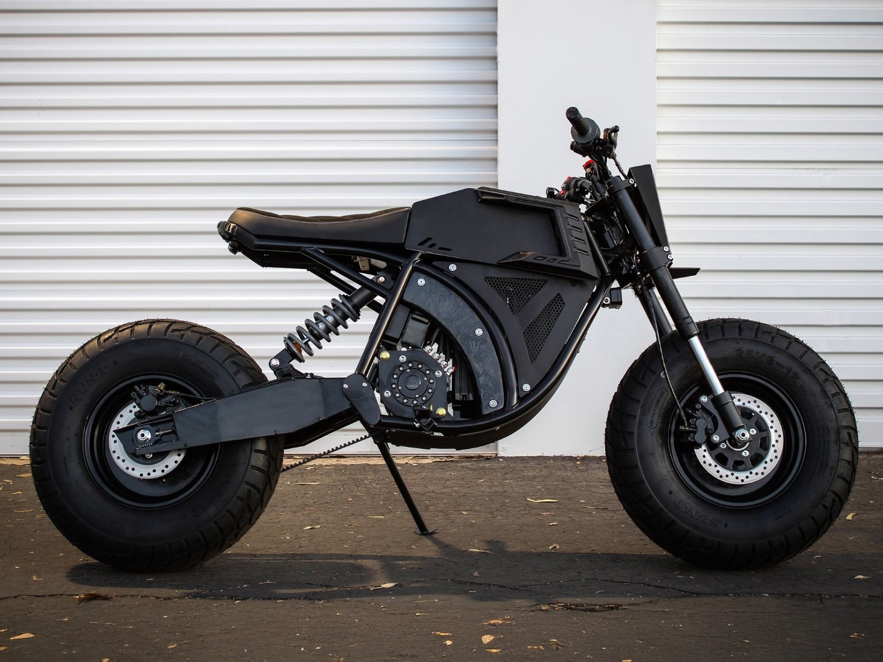 1747946358 348 Decouvrez le Monstre Electrique Post Apocalyptique Le Droog X Volcon - plare.