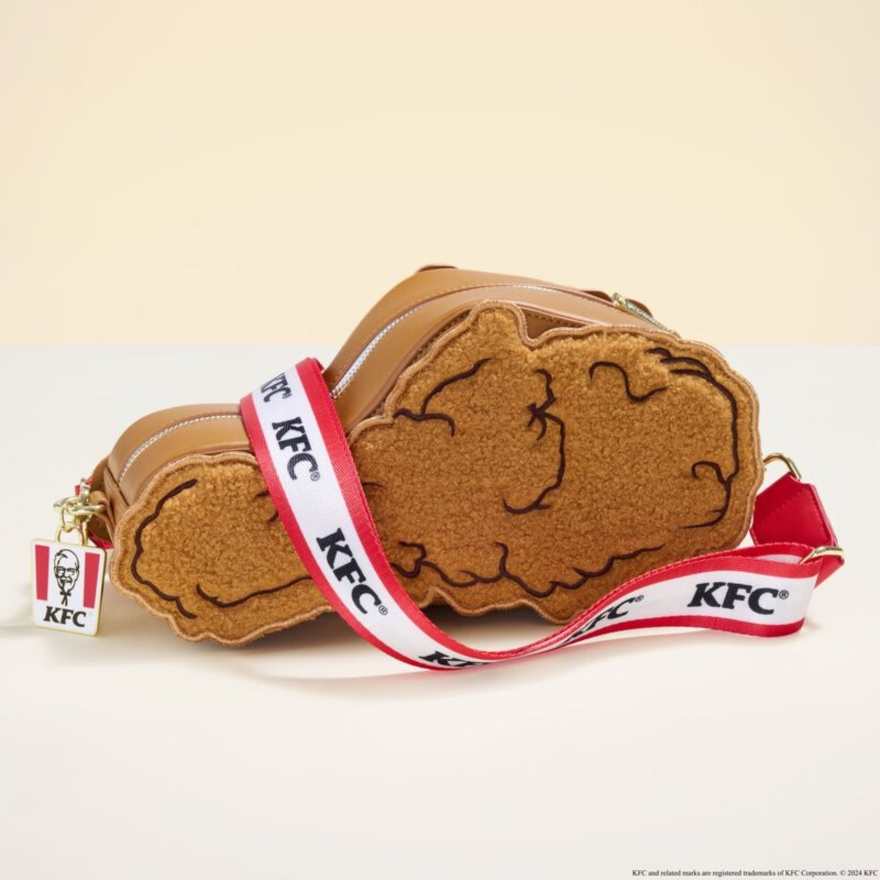 1747991829 795 Decouvrez les sacs KFC Le merchandising de poulet frit - plare.