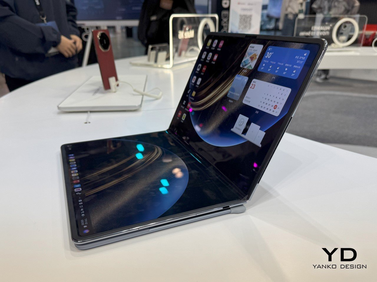 1748007306 117 Decouvrez le Nouvel Ordinateur Portable Pliable de Huawei Une - plare.