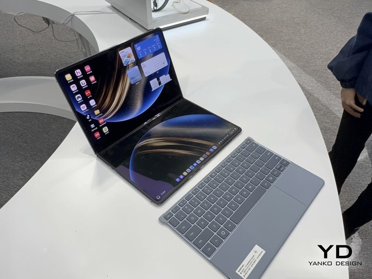 1748007306 676 Decouvrez le Nouvel Ordinateur Portable Pliable de Huawei Une - plare.