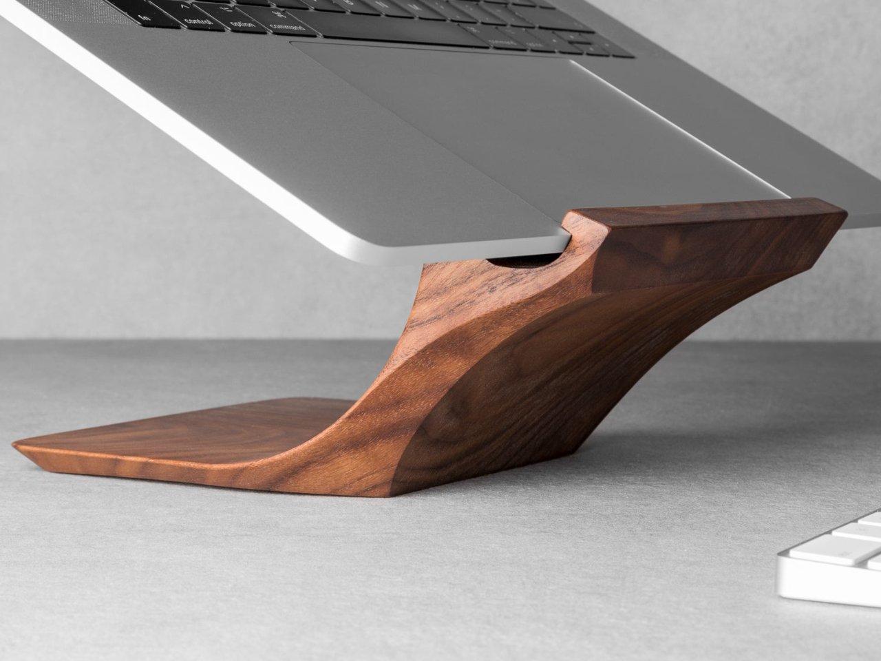 1748267506 689 Revelez votre Espace de Travail Le Support en Bois - plare.