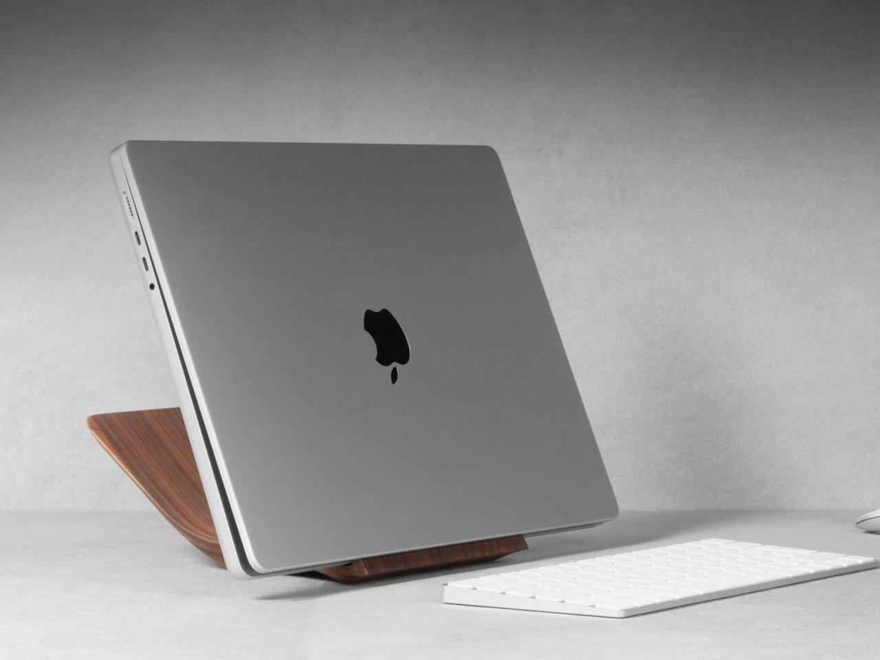 1748267506 826 Revelez votre Espace de Travail Le Support en Bois - plare.