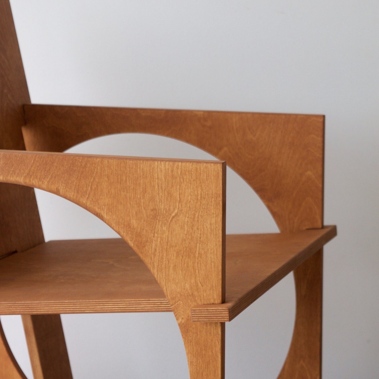 1748353537 157 Decouvrez le Fauteuil en Bois a Monter Une OEuvre - plare.